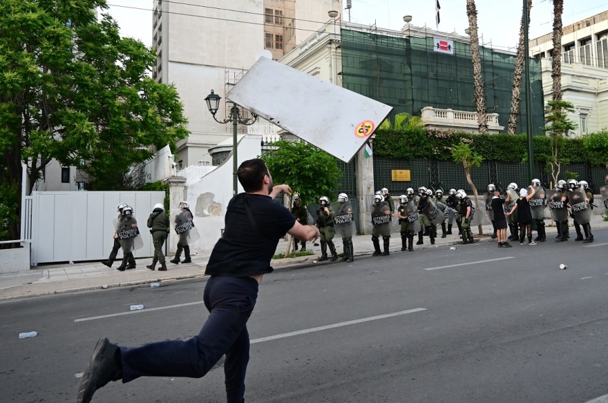 Επεισόδια μικρής έκτασης στο Σύνταγμα σε διαδήλωση για τη Γάζα - Δείτε φωτογραφίες