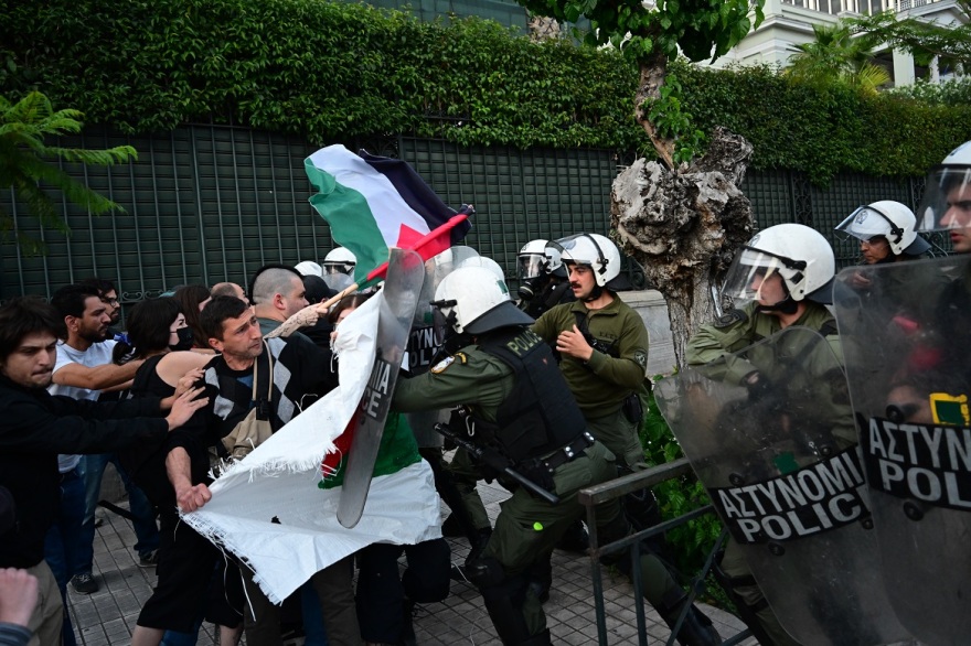 Επεισόδια μικρής έκτασης στο Σύνταγμα σε διαδήλωση για τη Γάζα - Δείτε φωτογραφίες