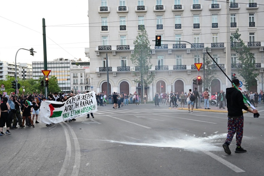 Επεισόδια μικρής έκτασης στο Σύνταγμα σε διαδήλωση για τη Γάζα - Δείτε φωτογραφίες