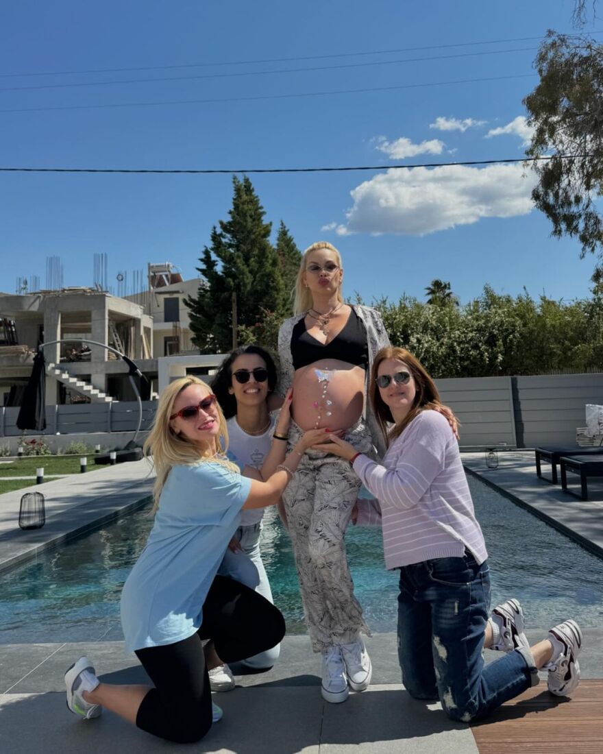 Βίκυ Κάβουρα - Γιώργος Τζαβέλλας: Το φωτογραφικό άλμπουμ από το baby shower λίγο πριν γίνουν γονείς