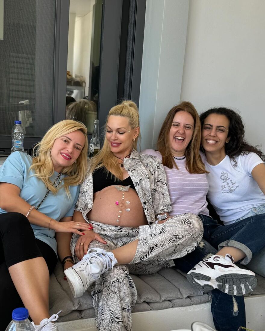 Βίκυ Κάβουρα - Γιώργος Τζαβέλλας: Το φωτογραφικό άλμπουμ από το baby shower λίγο πριν γίνουν γονείς