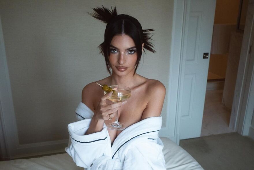 Έμιλι Ραταϊκόφσκι: Μετά την αποκαλυπτική εμφάνιση στο Met Gala ποζάρει μόνο με το μπουρνούζι της 