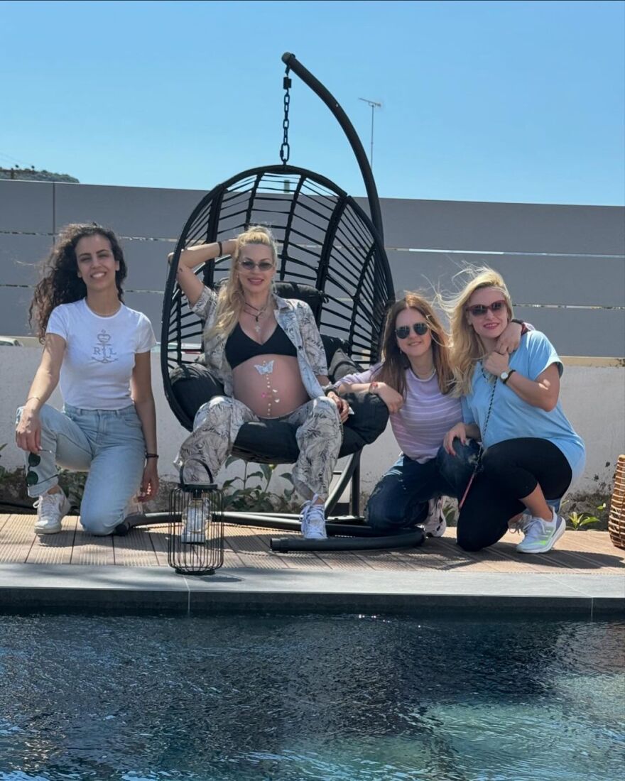 Βίκυ Κάβουρα - Γιώργος Τζαβέλλας: Το φωτογραφικό άλμπουμ από το baby shower λίγο πριν γίνουν γονείς