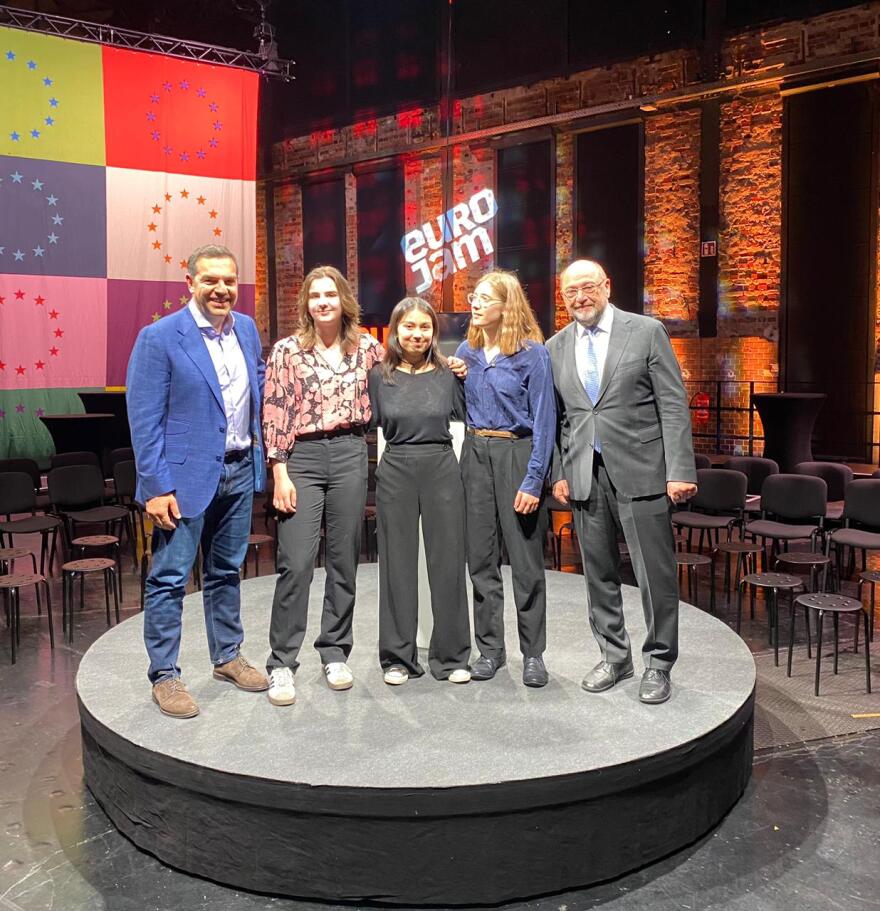 Αιχμές και αυτοκριτική Τσίπρα: Η απάντηση δεν είναι η μετα-πολιτική που επικεντρώνεται στο να «γίνεσαι viral»