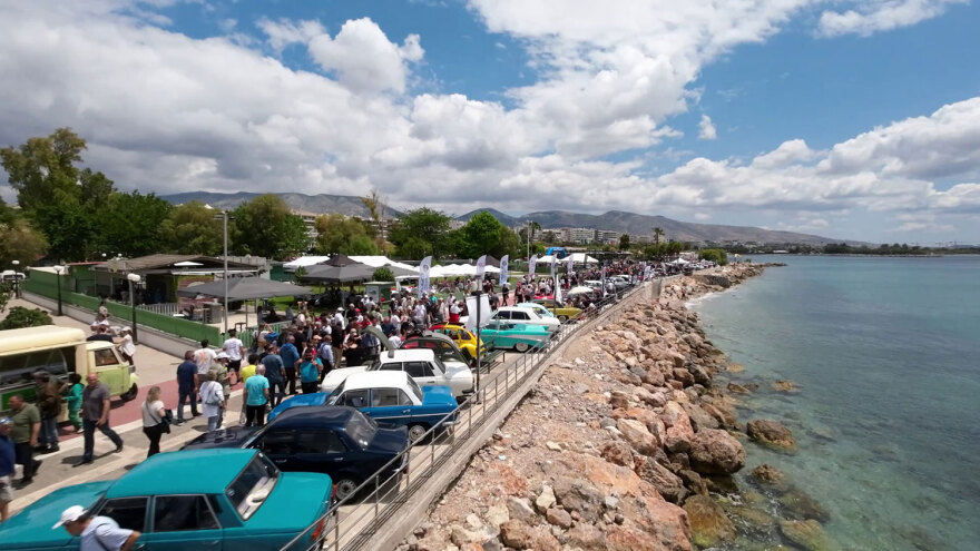Αlimos Classic Car Sunday: 200 τετράτροχες «καλλονές»... ξαπλώνουν στον παραλιακό πεζόδρομο του Αλίμου