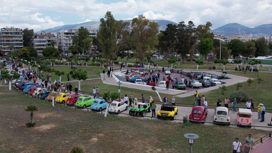 Αlimos Classic Car Sunday: 200 τετράτροχες «καλλονές»... ξαπλώνουν στον παραλιακό πεζόδρομο του Αλίμου