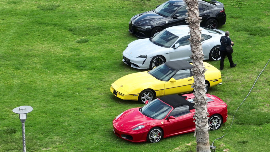 Αlimos Classic Car Sunday: 200 τετράτροχες «καλλονές»... ξαπλώνουν στον παραλιακό πεζόδρομο του Αλίμου