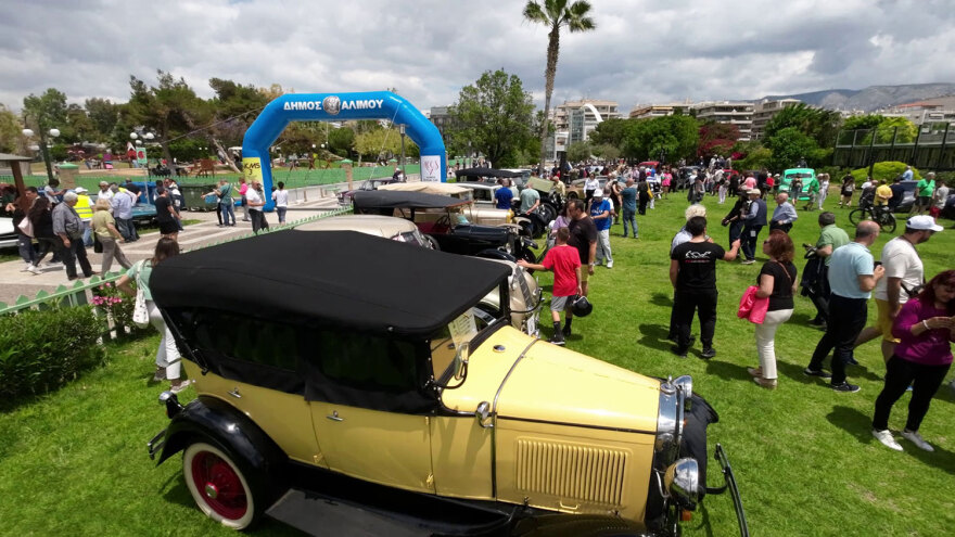 Αlimos Classic Car Sunday: 200 τετράτροχες «καλλονές»... ξαπλώνουν στον παραλιακό πεζόδρομο του Αλίμου