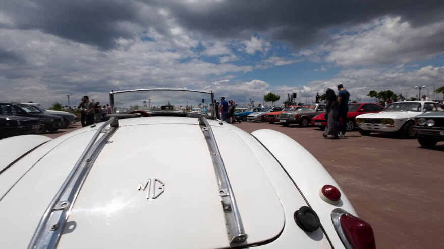 Αlimos Classic Car Sunday: 200 τετράτροχες «καλλονές»... ξαπλώνουν στον παραλιακό πεζόδρομο του Αλίμου