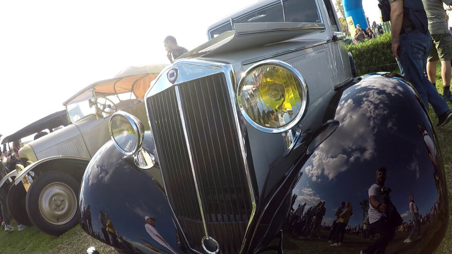 Αlimos Classic Car Sunday: 200 τετράτροχες «καλλονές»... ξαπλώνουν στον παραλιακό πεζόδρομο του Αλίμου