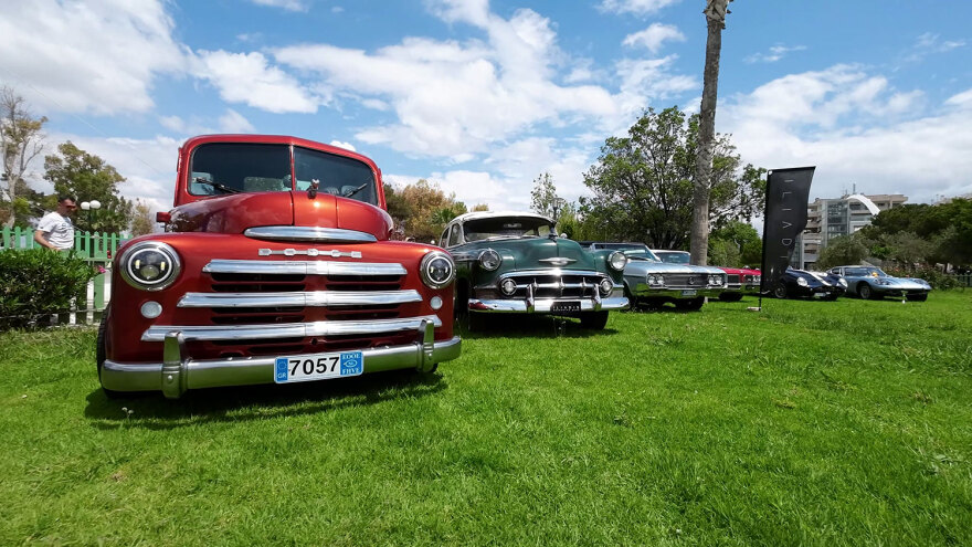 Αlimos Classic Car Sunday: 200 τετράτροχες «καλλονές»... ξαπλώνουν στον παραλιακό πεζόδρομο του Αλίμου