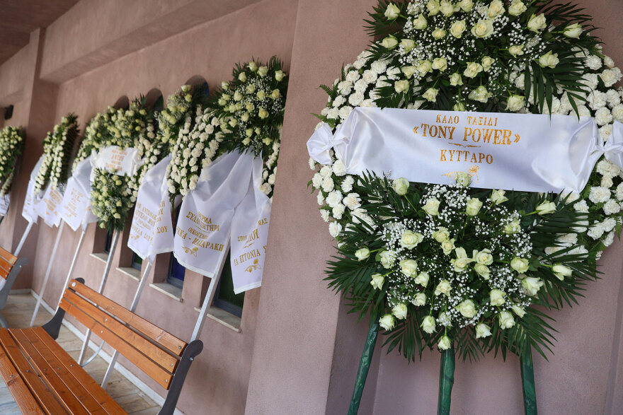 Αντώνης Τουρκογιώργης: Σε κλίμα συγκίνησης το τελευταίο αντίο στον σπουδαίο τραγουδιστή