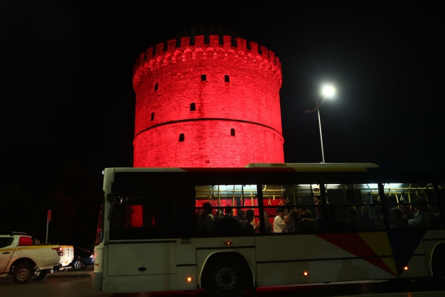 Θεσσαλονίκη: Στα κόκκινα «ντύθηκε» ο Λευκός Πύργος - Βίντεο και φωτογραφίες