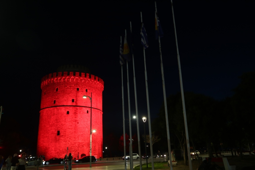 Θεσσαλονίκη: Στα κόκκινα «ντύθηκε» ο Λευκός Πύργος - Βίντεο και φωτογραφίες