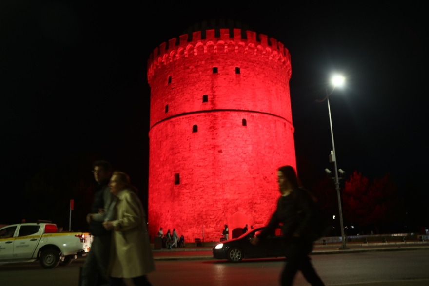 Θεσσαλονίκη: Στα κόκκινα «ντύθηκε» ο Λευκός Πύργος - Βίντεο και φωτογραφίες