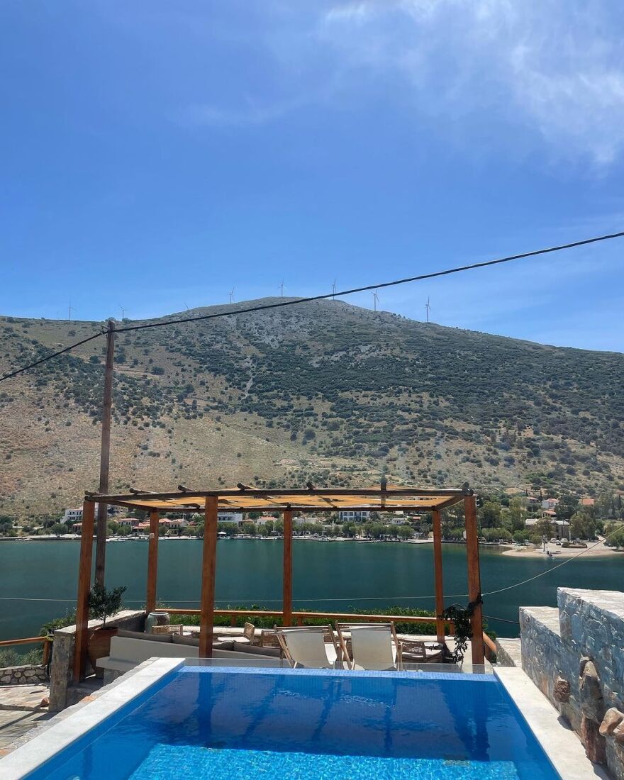 Βασιλική Τρουφάκου: Πόζαρε με χρωματιστό, ολόσωμο μαγιό λίγο πριν υποδεχτεί το πρώτο της παιδί