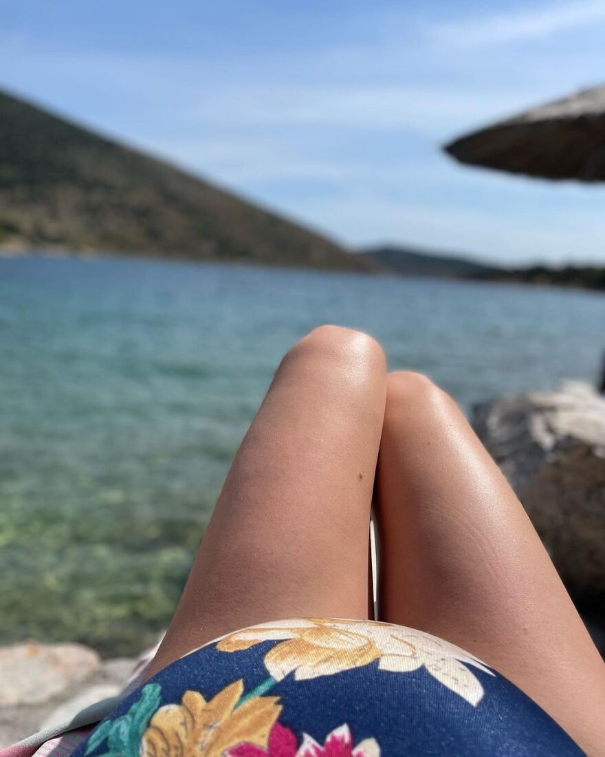 Βασιλική Τρουφάκου: Πόζαρε με χρωματιστό, ολόσωμο μαγιό λίγο πριν υποδεχτεί το πρώτο της παιδί