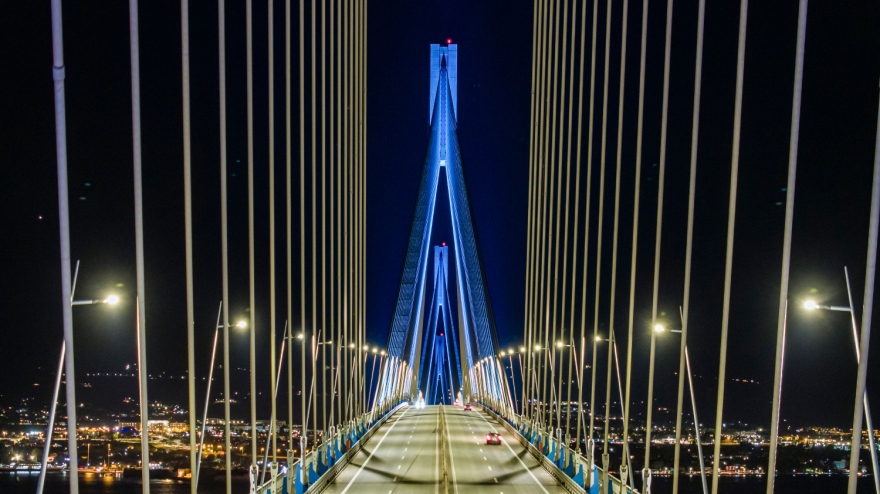 Ημέρα της Ευρώπης: Εντυπωσιακή φωταγώγηση της Γέφυρας Ρίου Αντιρρίου – Δείτε βίντεο