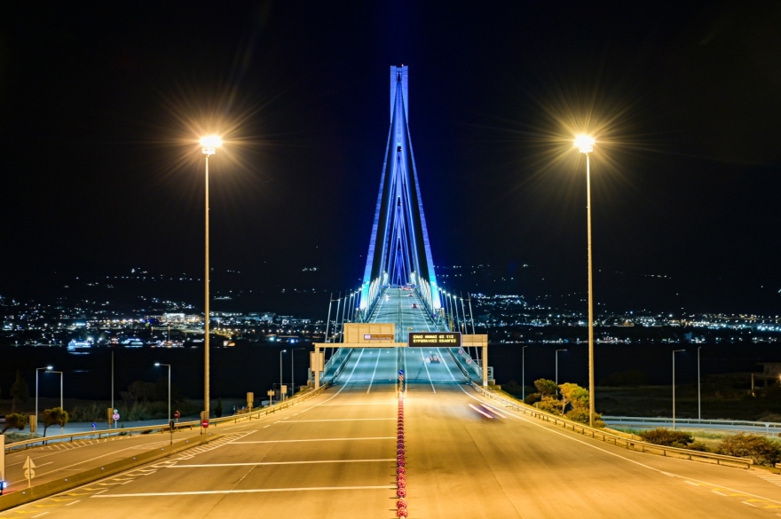 Ημέρα της Ευρώπης: Εντυπωσιακή φωταγώγηση της Γέφυρας Ρίου Αντιρρίου – Δείτε βίντεο