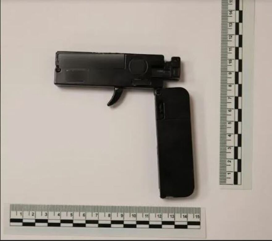 Βόλος: Νεαροί είχαν κρυμμένο όπλο που έμοιαζε με πιστωτική κάρτα - Δείτε φωτογραφίες