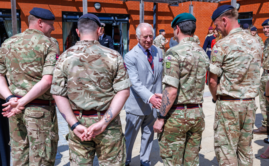 Βασιλιάς Κάρολος: Επισκέφτηκε στρατιωτική σχολή - «Χαίρομαι που μου επέτρεψαν να βγω από το κλουβί μου»