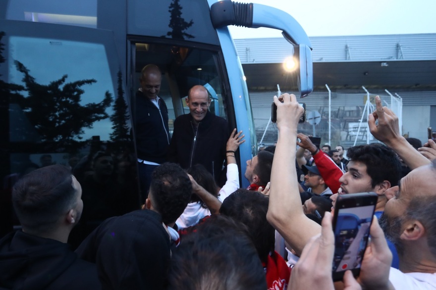 Ολυμπιακός: Αποθέωση στο αεροδρόμιο για τα «λιοντάρια» του Μπαρτζώκα - Ο πιλότος έπαιξε τον ύμνο με τρομπέτα στο αεροπλάνο