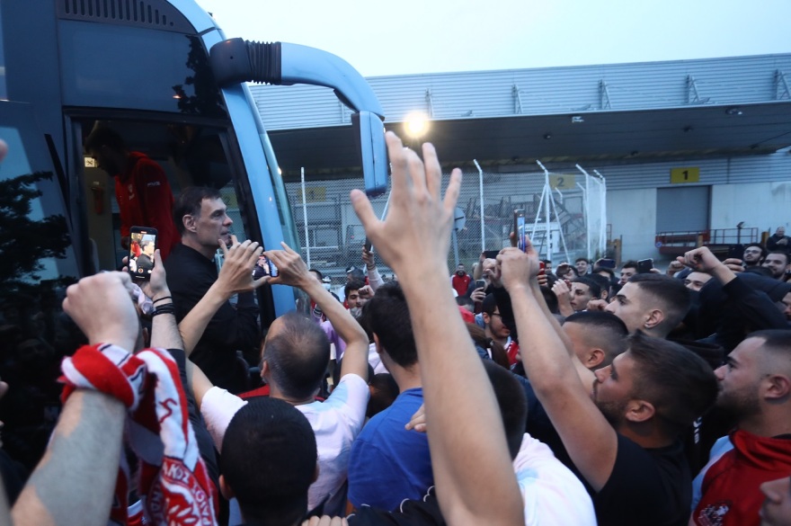 Ολυμπιακός: Αποθέωση στο αεροδρόμιο για τα «λιοντάρια» του Μπαρτζώκα - Ο πιλότος έπαιξε τον ύμνο με τρομπέτα στο αεροπλάνο