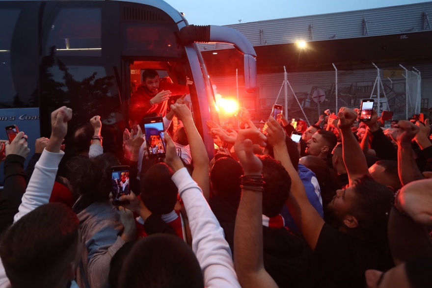 Ολυμπιακός: Αποθέωση στο αεροδρόμιο για τα «λιοντάρια» του Μπαρτζώκα - Ο πιλότος έπαιξε τον ύμνο με τρομπέτα στο αεροπλάνο