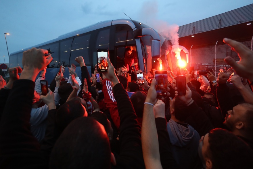 Ολυμπιακός: Αποθέωση στο αεροδρόμιο για τα «λιοντάρια» του Μπαρτζώκα - Ο πιλότος έπαιξε τον ύμνο με τρομπέτα στο αεροπλάνο