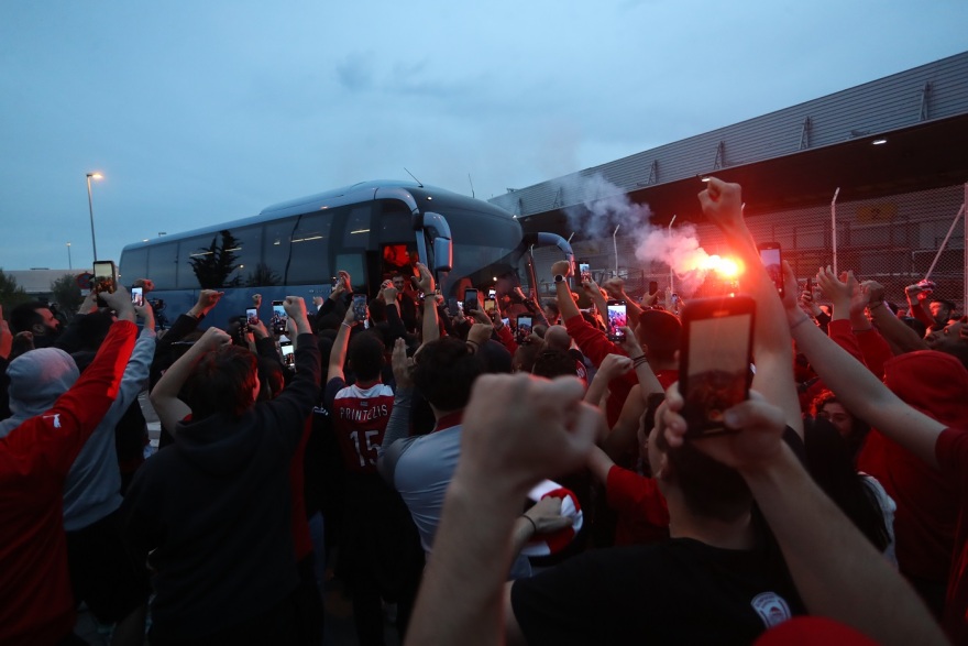 Ολυμπιακός: Αποθέωση στο αεροδρόμιο για τα «λιοντάρια» του Μπαρτζώκα - Ο πιλότος έπαιξε τον ύμνο με τρομπέτα στο αεροπλάνο