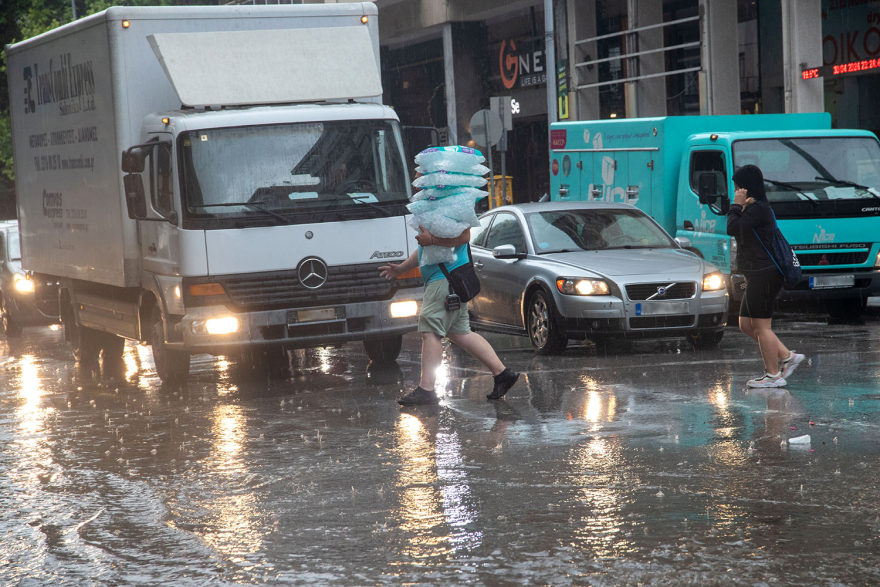 Καιρός: Ισχυρή καταιγίδα και χαλάζι στη Θεσσαλονίκη - «Ποτάμια» οι δρόμοι, δείτε βίντεο, φωτογραφίες