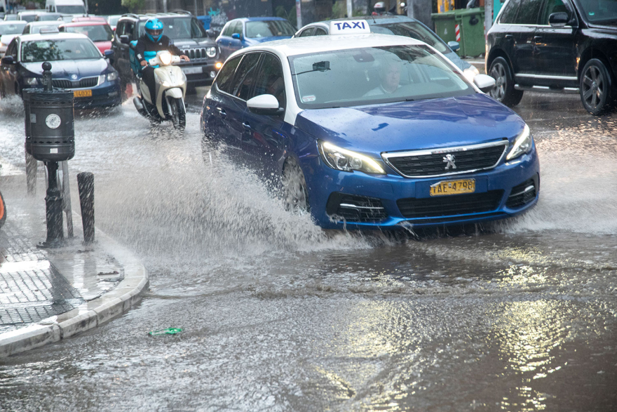 Καιρός: Ισχυρή καταιγίδα και χαλάζι στη Θεσσαλονίκη - «Ποτάμια» οι δρόμοι, δείτε βίντεο, φωτογραφίες
