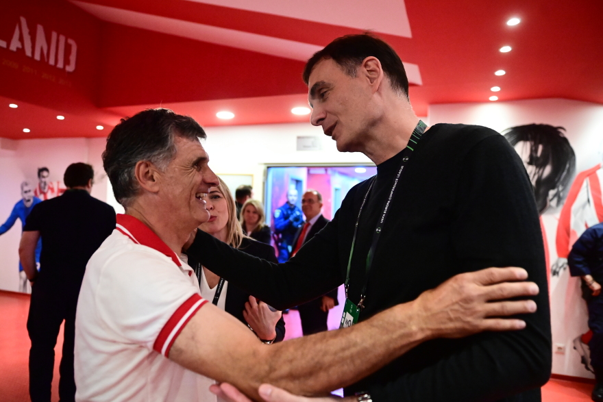 Ολυμπιακός: Η αγκαλιά του Μεντιλίμπαρ με τον Μπαρτζώκα μετά την πρόκριση στον τελικό - Φωτογραφίες 