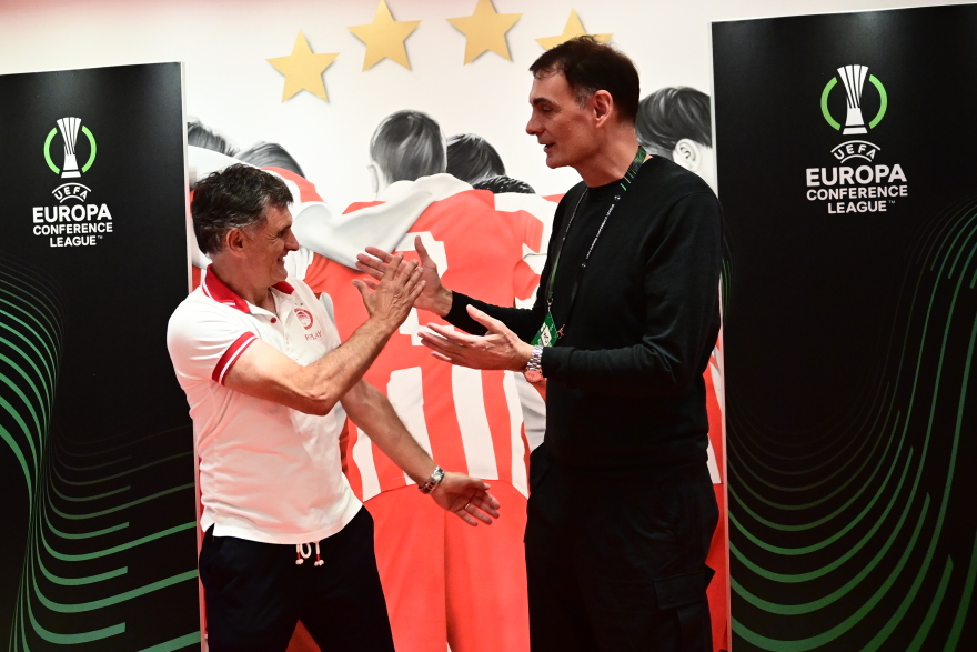 Ολυμπιακός: Η αγκαλιά του Μεντιλίμπαρ με τον Μπαρτζώκα μετά την πρόκριση στον τελικό - Φωτογραφίες 