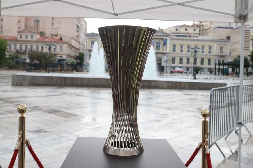 Conference League: Στην πλατεία Κοτζιά το τρόπαιο - Δείτε φωτογραφίες