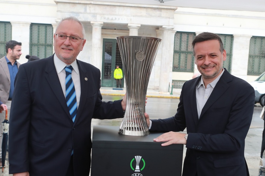 Conference League: Στην πλατεία Κοτζιά το τρόπαιο - Δείτε φωτογραφίες