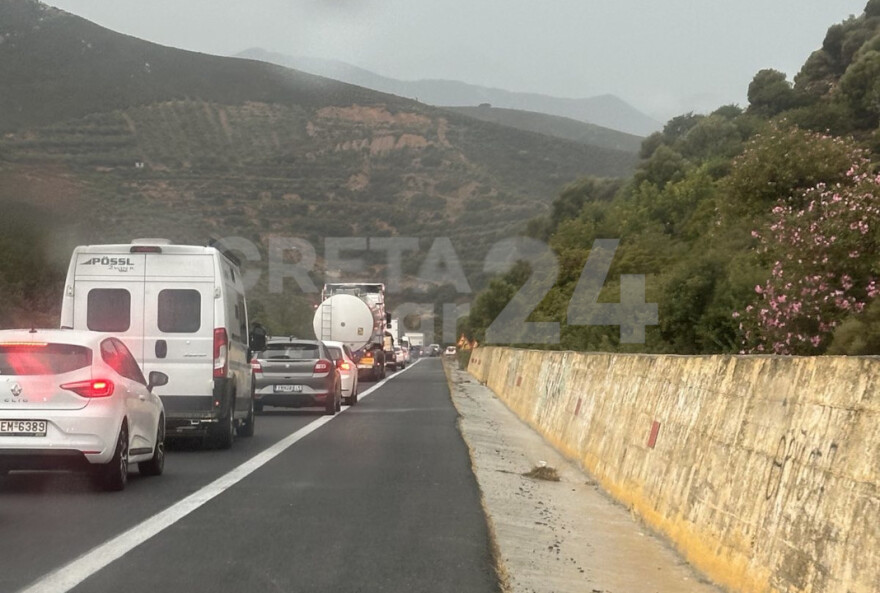Κρήτη: Προβλήματα από την ισχυρή καταιγίδα - Κατολισθήσεις στον ΒΟΑΚ, ουρές χιλιομέτρων