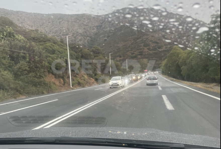 Κρήτη: Προβλήματα από την ισχυρή καταιγίδα - Κατολισθήσεις στον ΒΟΑΚ, ουρές χιλιομέτρων