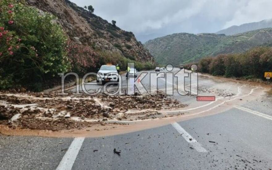 Κρήτη: Προβλήματα από την ισχυρή καταιγίδα - Κατολισθήσεις στον ΒΟΑΚ, ουρές χιλιομέτρων