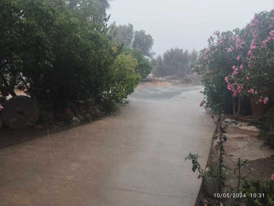 Κρήτη: Δυνατή νεροποντή και χαλάζι στο Ηράκλειο - Τουρίστρια κινδύνευσε να παρασυρθεί από χείμαρρο