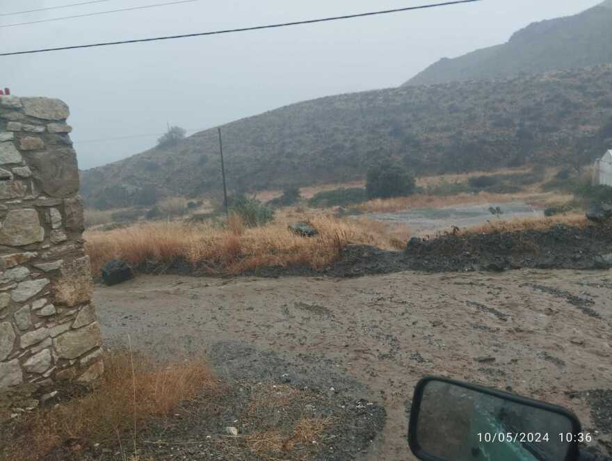 Κρήτη: Δυνατή νεροποντή και χαλάζι στο Ηράκλειο - Τουρίστρια κινδύνευσε να παρασυρθεί από χείμαρρο