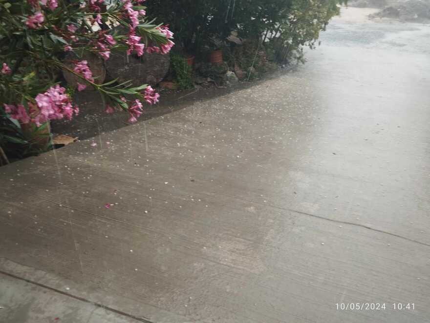 Κρήτη: Δυνατή νεροποντή και χαλάζι στο Ηράκλειο - Τουρίστρια κινδύνευσε να παρασυρθεί από χείμαρρο