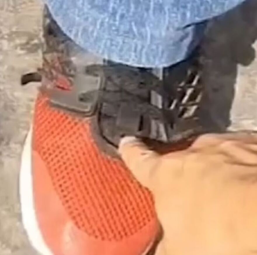 Μεξικό: Καθηγητής είχε βάλει κρυφή κάμερα στο παπούτσι του και έγραφε τα εσώρουχα γυναικών με φούστα