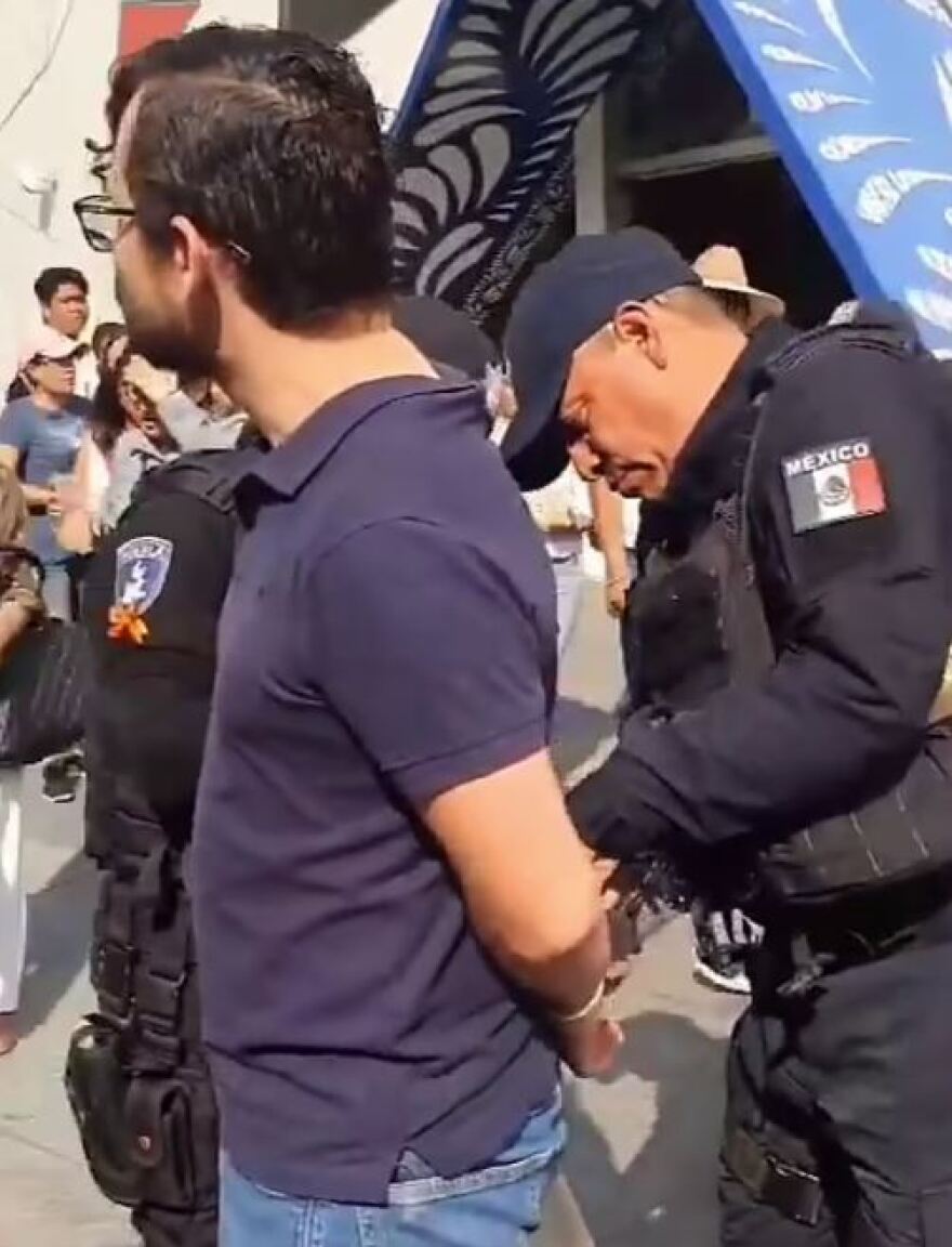 Μεξικό: Καθηγητής είχε βάλει κρυφή κάμερα στο παπούτσι του και έγραφε τα εσώρουχα γυναικών με φούστα