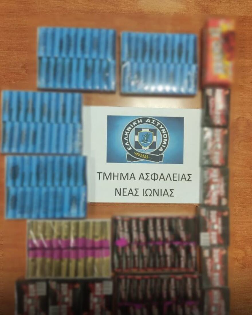 Νέα Ιωνία: Συνελήφθη 20χρονος με σχεδόν 600 κροτίδες - Δείτε φωτογραφίες