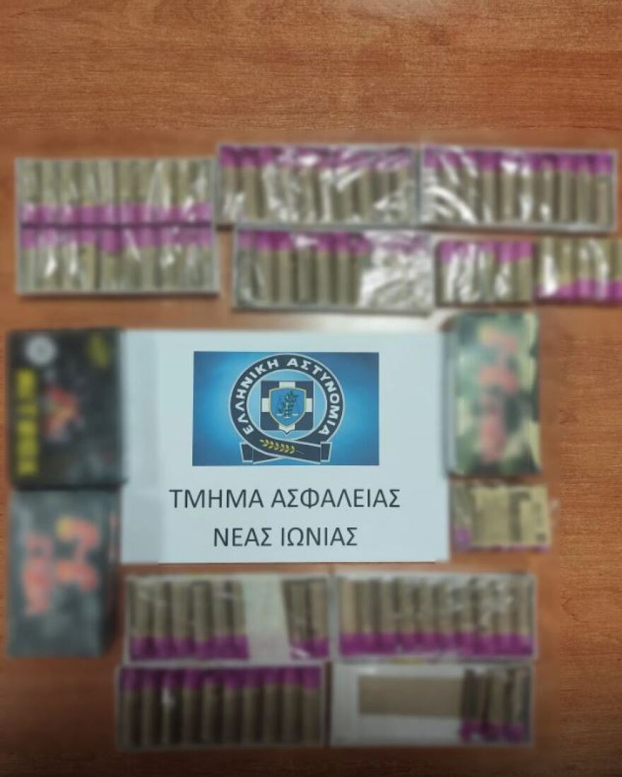 Νέα Ιωνία: Συνελήφθη 20χρονος με σχεδόν 600 κροτίδες - Δείτε φωτογραφίες