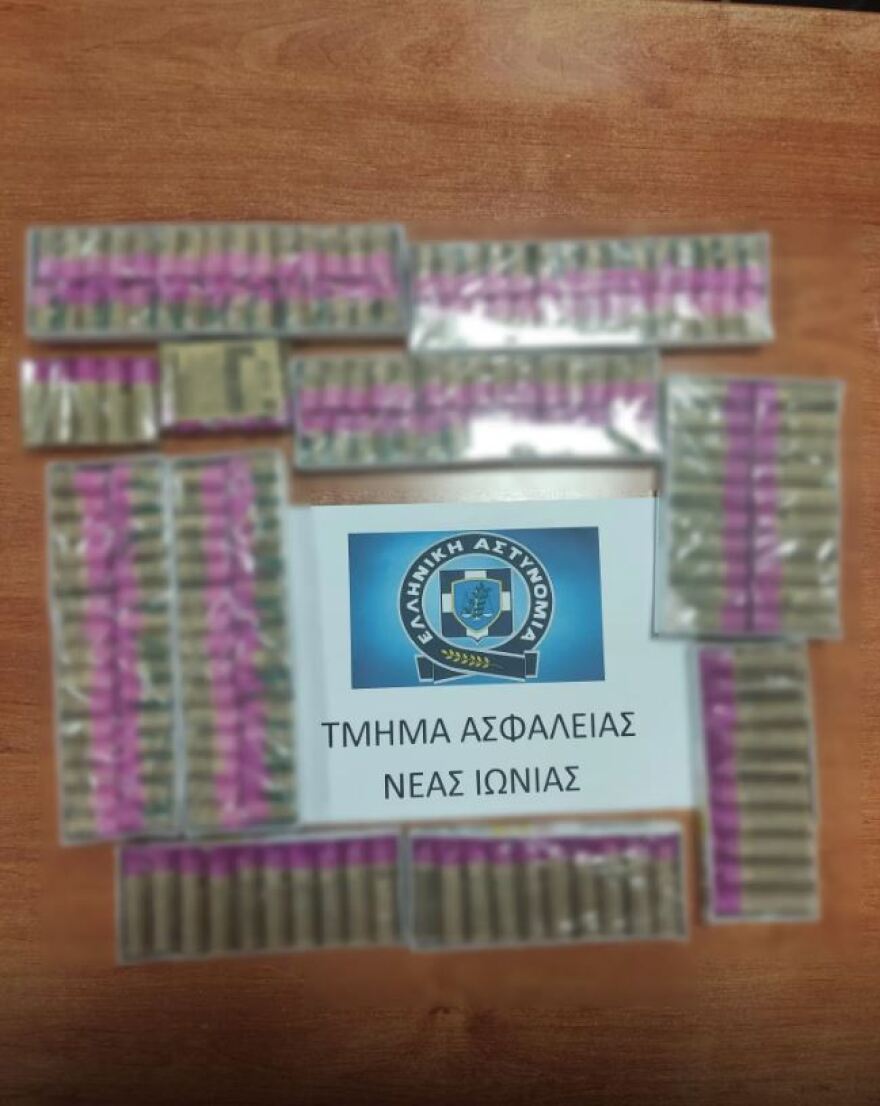 Νέα Ιωνία: Συνελήφθη 20χρονος με σχεδόν 600 κροτίδες - Δείτε φωτογραφίες