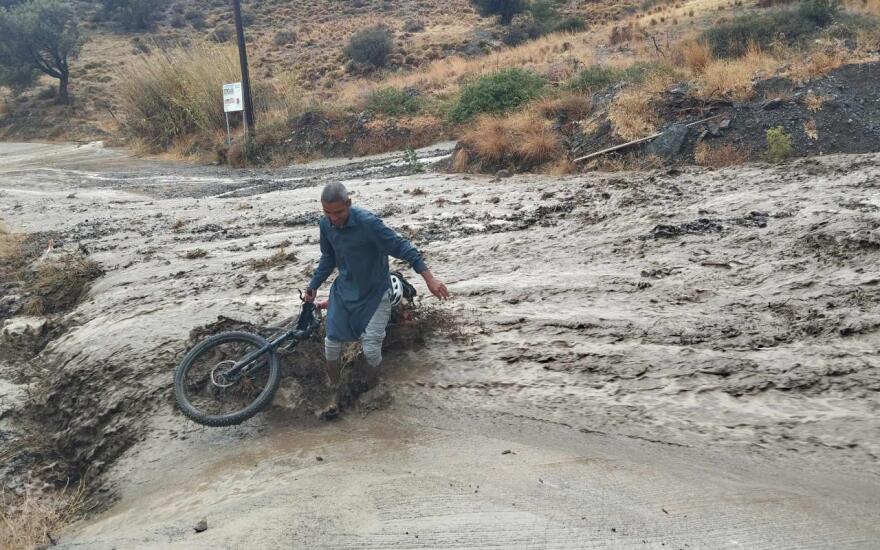 Κρήτη: Προβλήματα από την ισχυρή καταιγίδα - Κατολισθήσεις στον ΒΟΑΚ, ουρές χιλιομέτρων