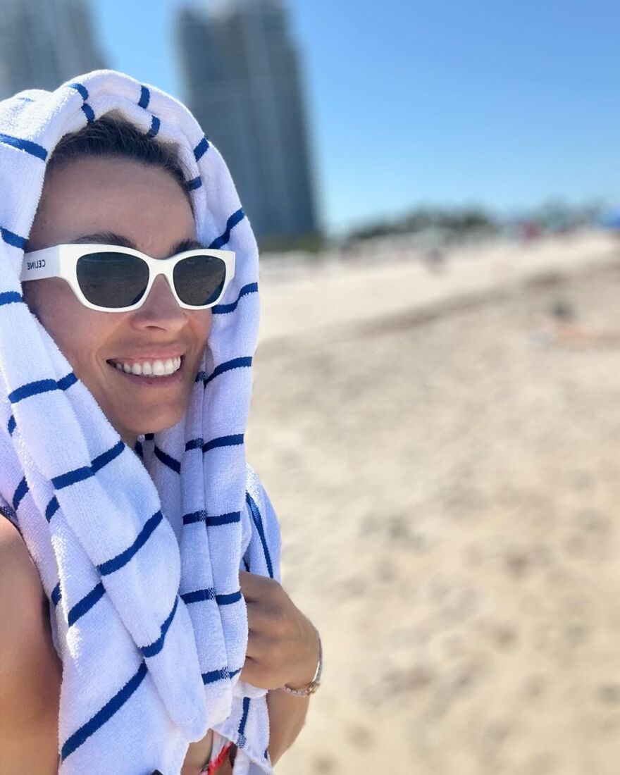 Μαριέττα Χρουσαλά: Απολαμβάνει τις πρώτες της βουτιές - Οι φωτογραφίες στην παραλία