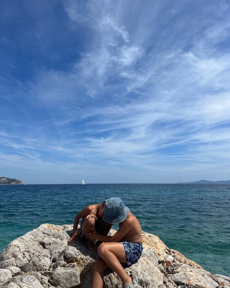 Κατερίνα Παπουτσάκη: Το φωτογραφικό άλμπουμ από τις διακοπές με τους γιους της στο Αγκίστρι